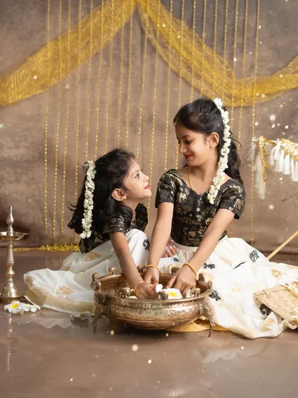 A lovely, interactive moment between sisters as they arrange flowers in the uruli. These candid shots beautifully capture the sibling bond.