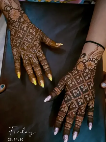 A stylish criss-cross jaali pattern covering the back of the hands. This is a modern and popular choice for guests who want a full but not overly dense design.