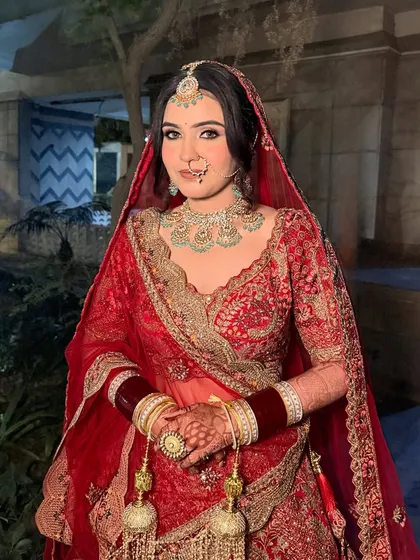 The complete look for Parul. Her timeless beauty is enhanced with makeup that is elegant and photographs beautifully.