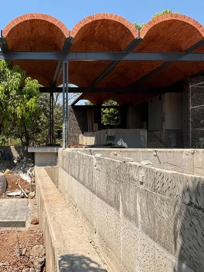 The elegant curve of brick jack arches takes shape at our Karjat project. This traditional roofing technique provides excellent thermal insulation and creates a beautiful, rhythmic ceiling-scape.