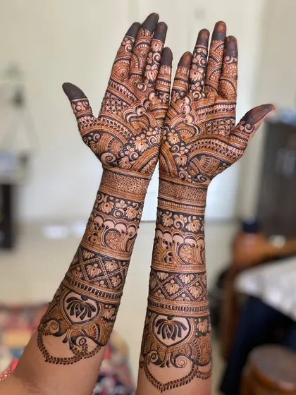 This back-of-hand design is perfect for an engagement. It features heart-shaped motifs and delicate floral patterns, adding a touch of romance to the design.