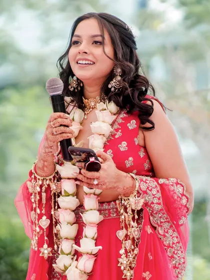 Shilpi taking the mic, looking confident and beautiful with her muted makeup and fun accessories.