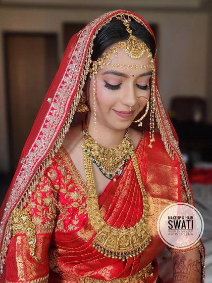 A close-up of Kshitija's bridal makeup by Swati. The soft pink eyeshadow and defined liner make her eyes stand out beautifully.
