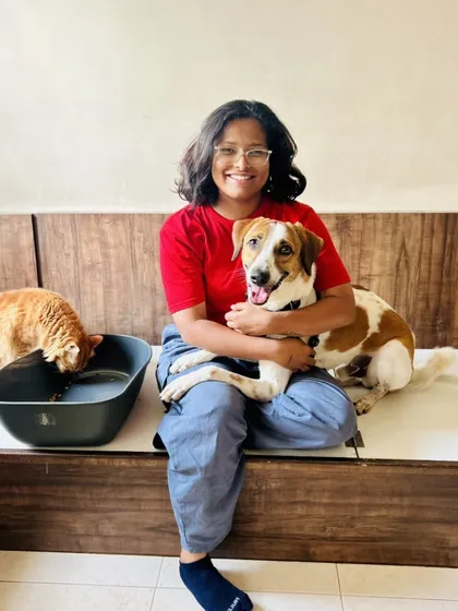 A quiet moment of connection. Here you see me with a dog and a cat, both comfortable and at ease. This is the goal of my training, to create a harmonious home where all pets feel safe and understood. It’s not about commands, but about building a friendship based on trust.