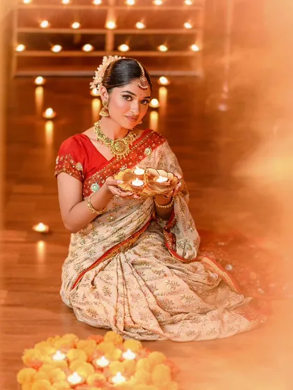 Holding a plate of diyas, my muse looks like a goddess. The makeup is traditional yet fresh.