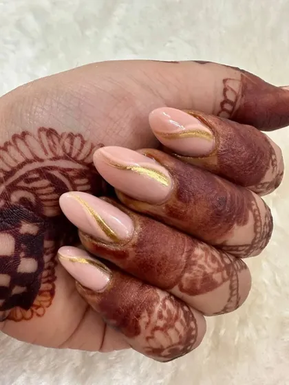 The way this gold chrome detailing catches the light is just dreamy. It’s a perfect, elegant choice for a modern bride.
