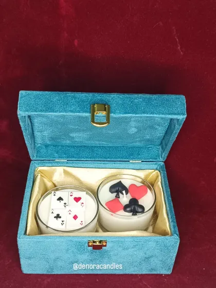 A straight-on view of the elegant poker candle gift set.