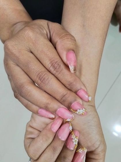 This client is wearing her custom bridal nails featuring delicate, hand-sculpted 3D flowers and gold glitter. It’s a design that adds texture and elegance, perfect for a wedding day.