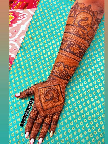 Stunning Back Hand Artistry photo 12