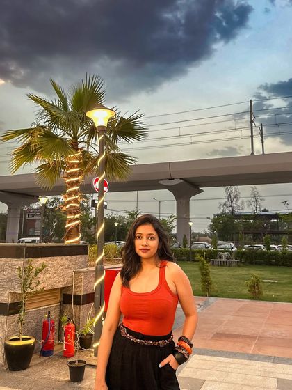 A final portrait in my orange and black look. It's a simple but effective color combination.