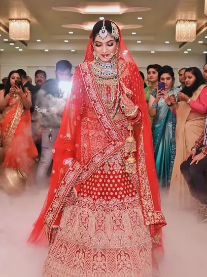 A dramatic and unforgettable bridal entry. We use creative techniques like theatrical smoke to make key moments like the bride's walk down the aisle feel even more spectacular.