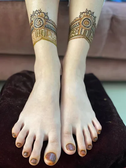 This image shows just the upper band of the leg design, which can also be worn on its own as a beautiful henna anklet.
