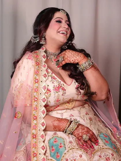 A joyful, candid moment of the plus-size bride. Her laughter is the most beautiful part of this picture.