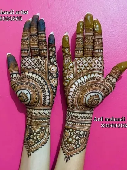 A modern take on a full-hand design. This pattern uses bold swirls and floral motifs with shaded details, and the fingertips are fully covered for a dark, rich stain.