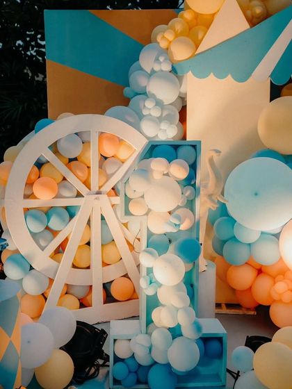 A close-up of the giant "1" marquee, filled with blue, white, and yellow balloons. This is a popular and impactful element for any first birthday party.