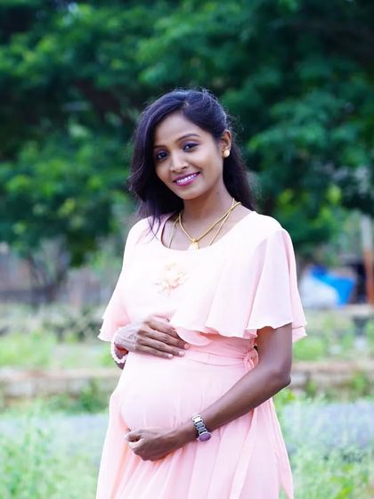 A lovely portrait of Hema during her maternity photoshoot. The minimal makeup enhances her features without looking heavy.