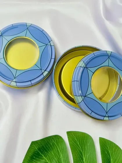 These printed tin jars with a see-through lid are a unique packaging option. The design allows customers to see the candle inside while adding a decorative touch.