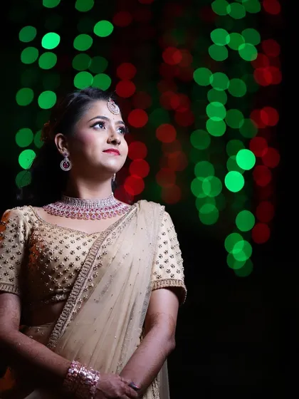 A glamorous reception look designed to shine under the evening lights. This soft glam style features a luminous complexion and defined eyes, ensuring the bride looks breathtaking for her final wedding celebration.