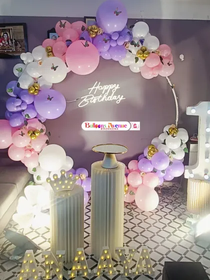 A beautiful and compact butterfly-themed decoration, perfect for a celebration at home. This shows how I can create a magical atmosphere even in a smaller space, using a balloon ring, neon sign, and light-up props.