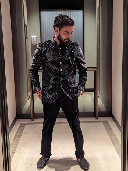 Another look from my pre-show moments. The right attire is part of the performance art.