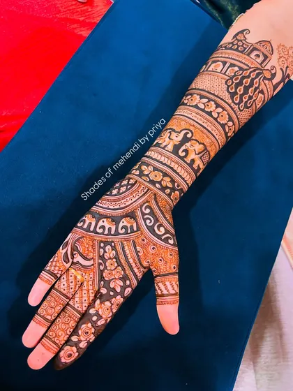 This design is filled with royal elephants, a favourite motif for brides who want a grand and traditional mehendi.