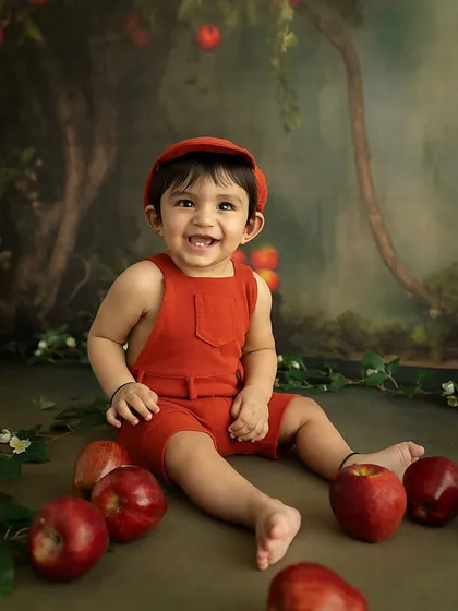Eight months of apple-cheeked smiles. This little one had so much fun in our apple orchard setup, a sweet and playful theme for a sitter session.