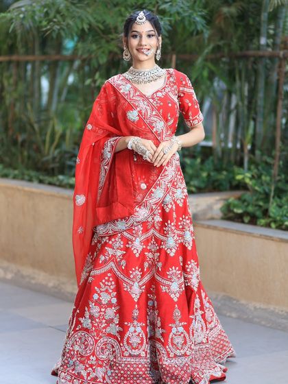 A complete bridal look featuring a heavy, gold-plated Kundan necklace, haath phool, and maang tikka, all available for rent.