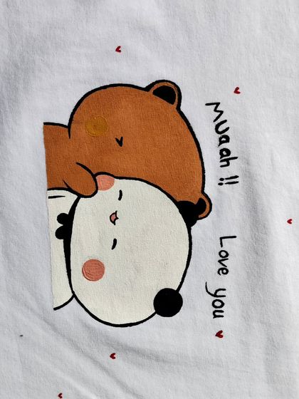 A close-up of the cute bear doodle on the back of the couple's T-shirt. It’s these little details that make a custom hand-painted gift so special.