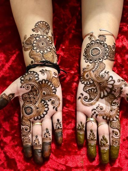 A bold and beautiful Arabic design. The large floral and paisley motifs are shaded to create depth, and the pattern flows asymmetrically for a modern look.