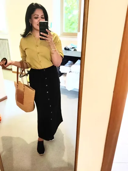 Visiting the Isola del Garda, I paired a black denim skirt with an olive green shirt. This smart-casual look was perfect for exploring the historic villa and its beautiful gardens.