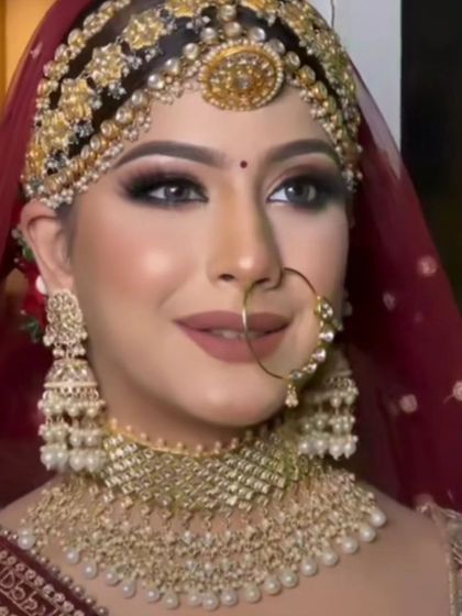 A beautiful bride wearing a pearl-drop choker set. The simplicity and elegance of this set make it a versatile choice.