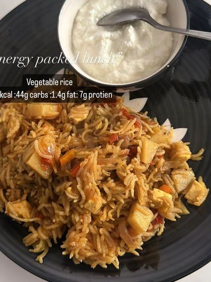 An energy-packed lunch of vegetable rice with paneer, providing 216 kcal with a good balance of carbs and protein.