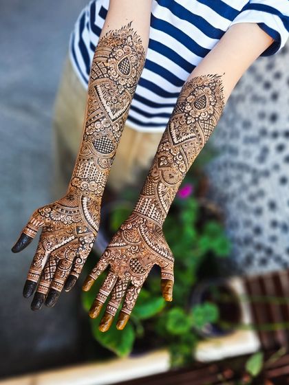 This design features a unique V-shape pattern on the arm, filled with delicate and intricate work.