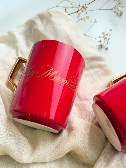 Another angle of the personalized red mugs, showing the elegant script for 'My Mamma'. These are perfect for Mother's Day, birthdays, or just because.