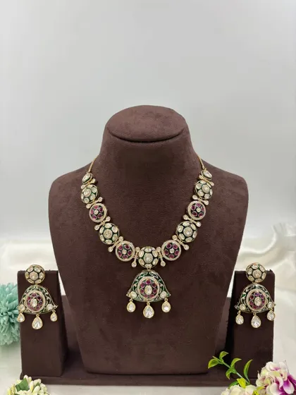 The full meenakari necklace set on display.