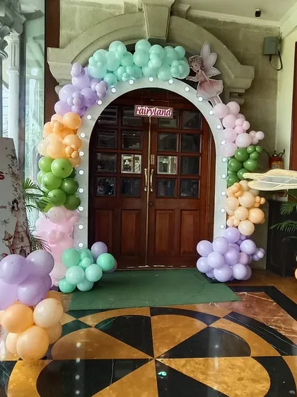 The magic begins at the entrance. A pastel rainbow balloon arch with fairy details welcomes guests into a whimsical celebration, setting the tone for the party from the very first step.