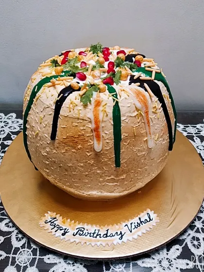 "Can you make a cake that looks like Dahi Puri?" When a client brings me a fun, wild idea like this, I love the challenge. This is a fully edible cake, designed to look just like the popular chaat. Your imagination is the only limit, and I'm here to turn it into a delicious reality.