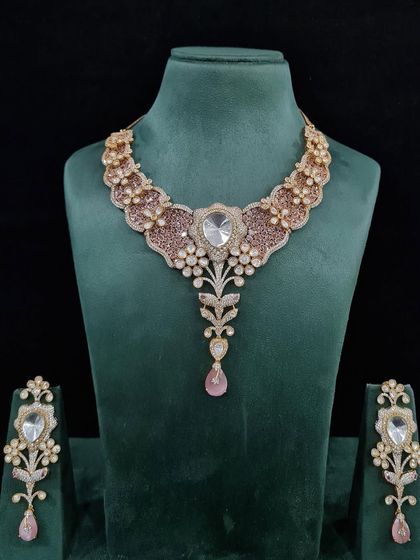 This bridal necklace in a soft, dusty pink offers a romantic and contemporary feel. It's a perfect choice for a bride who loves subtle colors and elegant designs.