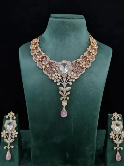 This bridal necklace in a soft, dusty pink offers a romantic and contemporary feel. It's a perfect choice for a bride who loves subtle colors and elegant designs.