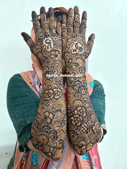 This design includes the groom's initial 'R' and a ring motif, perfect for a bridal or engagement look.