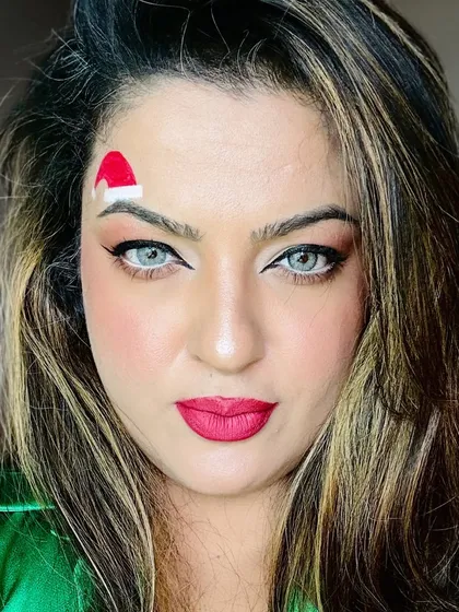Another angle of my creative Christmas makeup. The little Santa hat on the brow is a playful detail that completes the festive look.