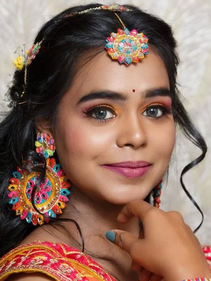 A close up on the colorful paper and gota patti floral jewellery, a trendy and lightweight option for your Haldi or Mehndi.