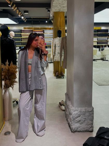 A cozy grey-on-grey look for a day of shopping. This mirror selfie captures a relaxed yet put-together vibe.