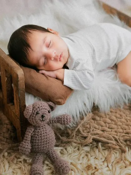 The peaceful sleep of a newborn is pure magic. In my studio, I create a safe and cozy environment with soft textures and props to capture your baby's serene first days.