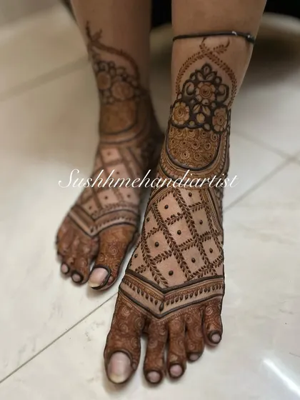 A classic bridal foot design with heavy jaali work and a beautiful floral pattern around the ankle. This provides full and rich coverage.