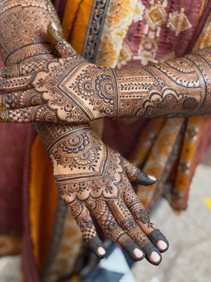 A full view of the V-shaped back-hand design, showing the symmetry and flow of the pattern.