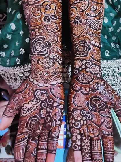 For bride Daniya, I included her groom's name, 'Shabaz', in a beautiful cloud-like motif on her palm.