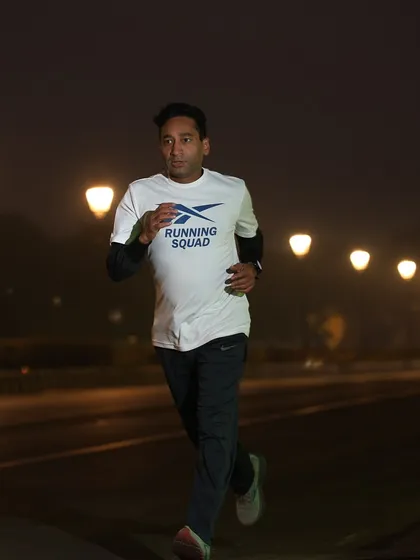 When a creative coach finds solutions. Using external lighting to capture sharp photos of my runners during a foggy, early morning 10k.