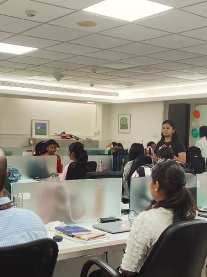 Explaining the benefits of a posture during a corporate workshop. My goal is to provide practical tools that employees can use every day to improve their well-being.