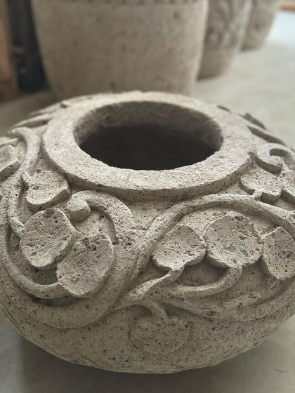 A duplicate image showcasing the 'Daun' planter's intricate carvings.